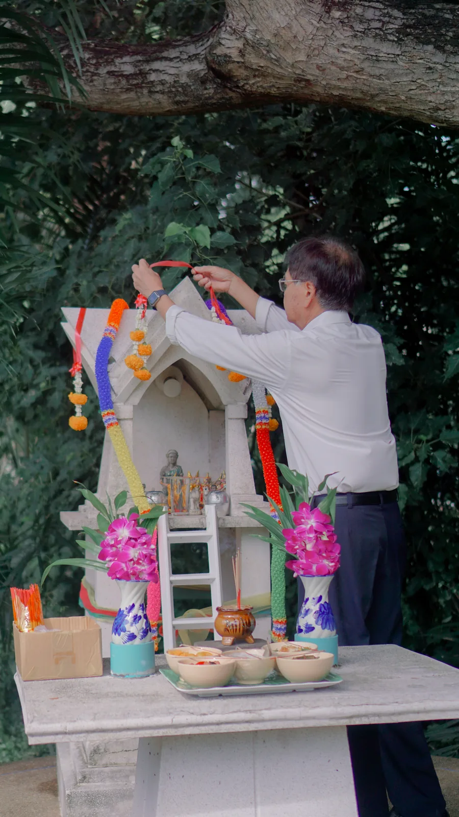 ผู้อำนวยการถวายเครื่องสักการะที่ศาลพระภูมิ บริเวณโรงพยาบาลพีรเวช