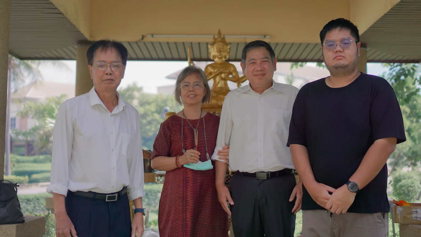 ครอบครัวและผู้บริหารโรงพยาบาลพีรเวชที่ศาลาพระพุทธรูป