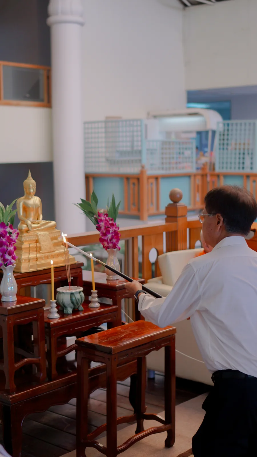 ผู้อำนวยการสักการะพระพุทธรูปประจำโรงพยาบาล