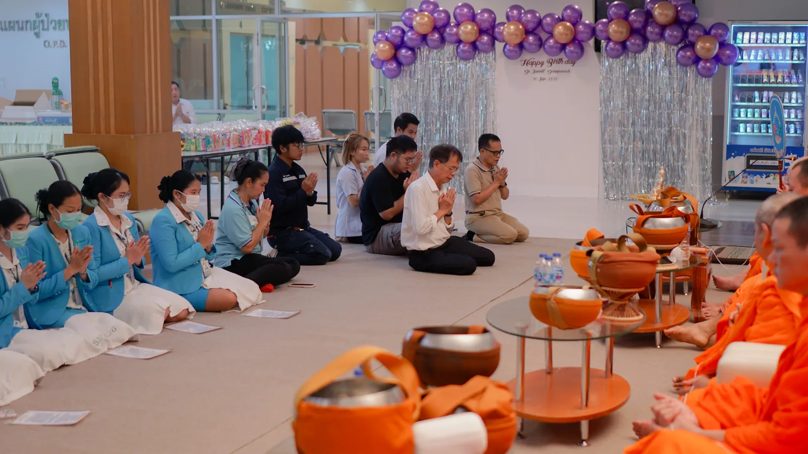 พระสงฆ์เจริญพระพุทธมนต์ในพิธีทำบุญวันคล้ายวันเกิดผู้อำนวยการ