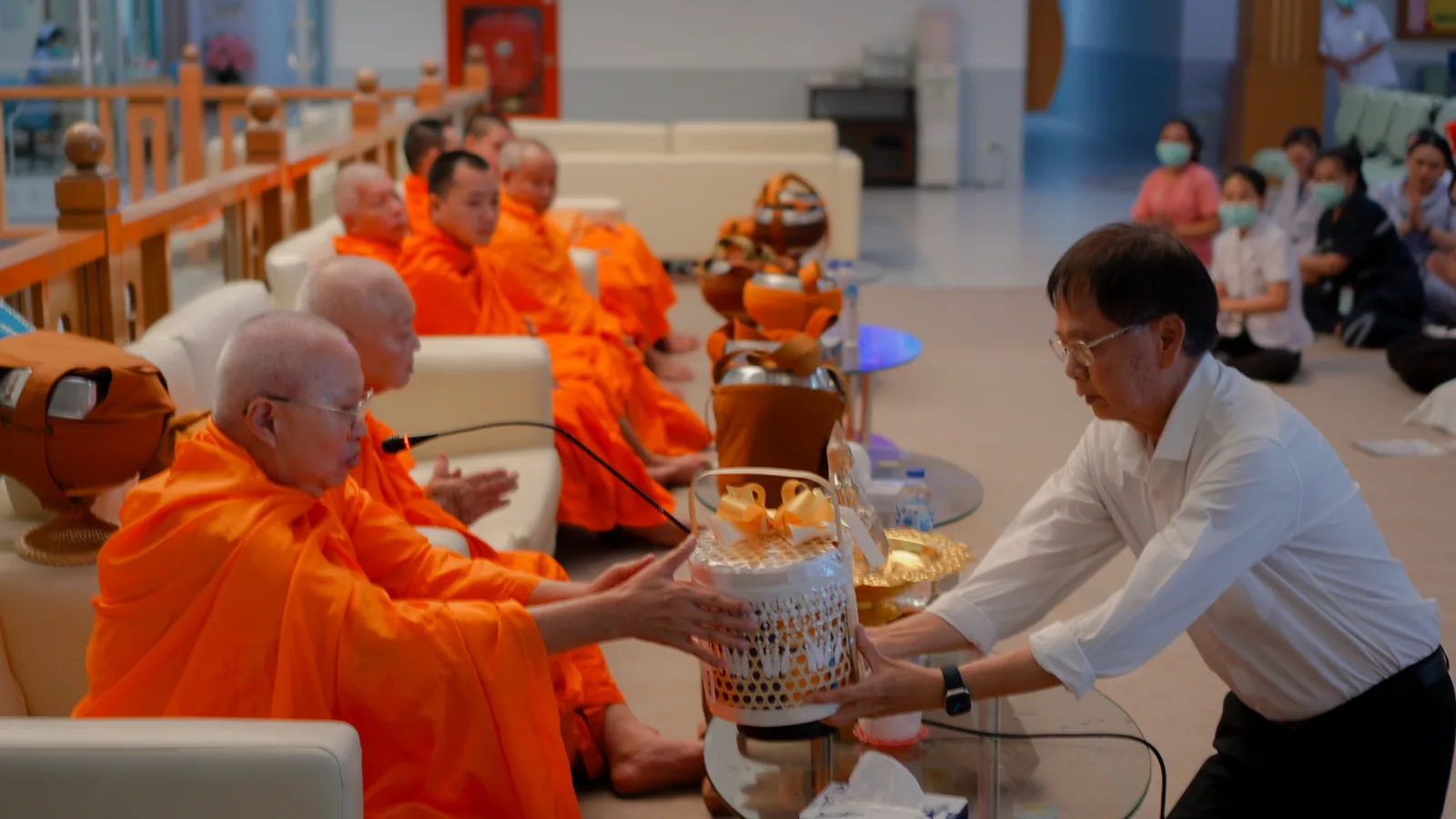 ผู้อำนวยการถวายสังฆทานแก่พระสงฆ์