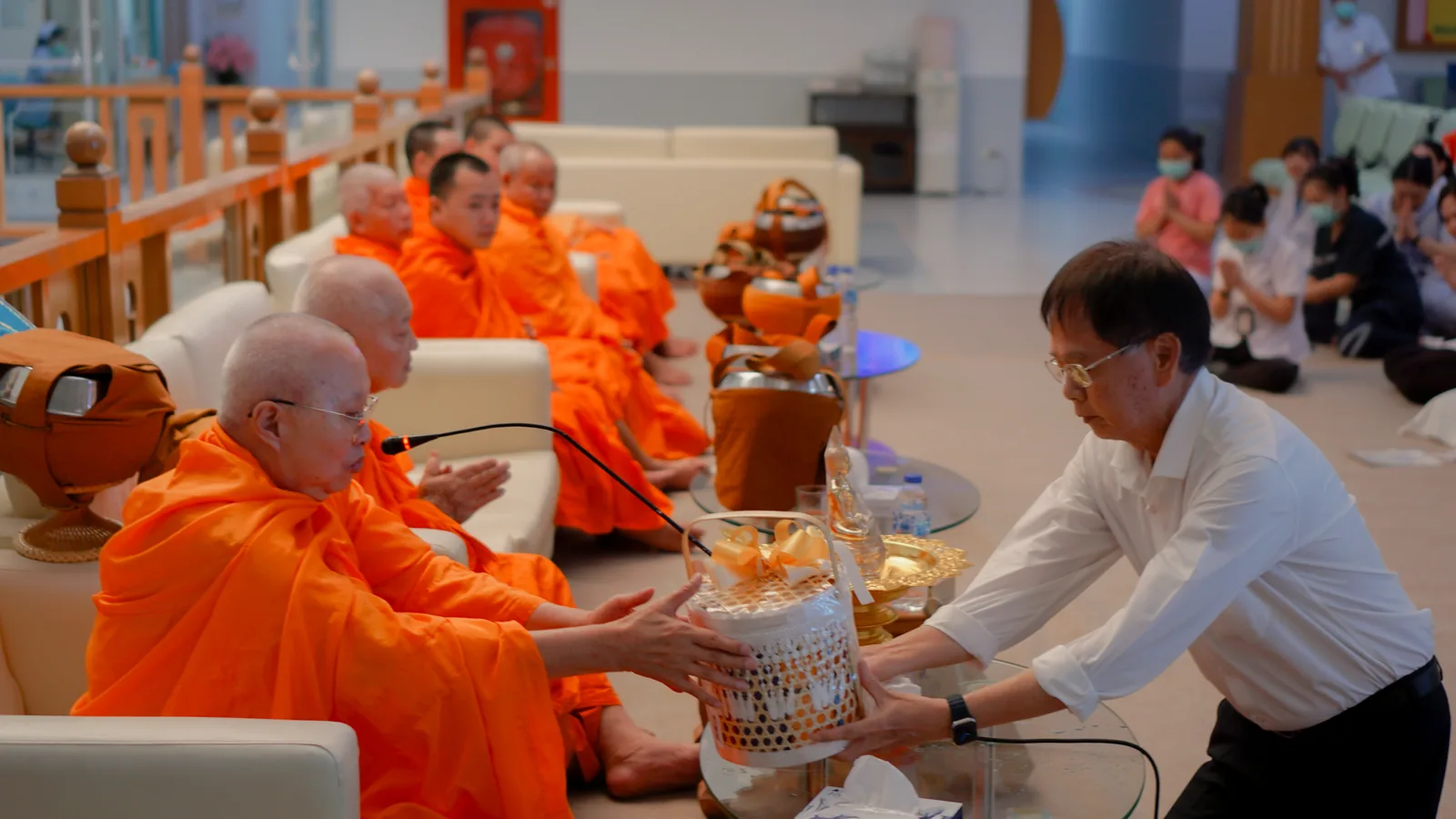 ผู้อำนวยการถวายเครื่องสังฆทานแก่พระผู้ใหญ่