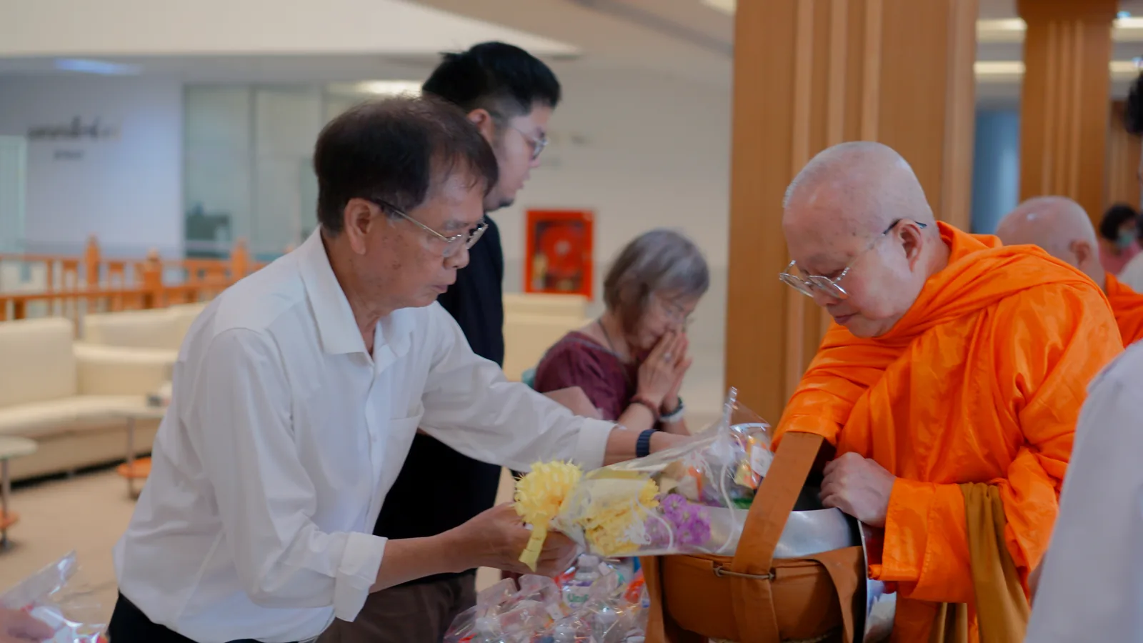 ถวายเครื่องไทยธรรมแก่พระสงฆ์
