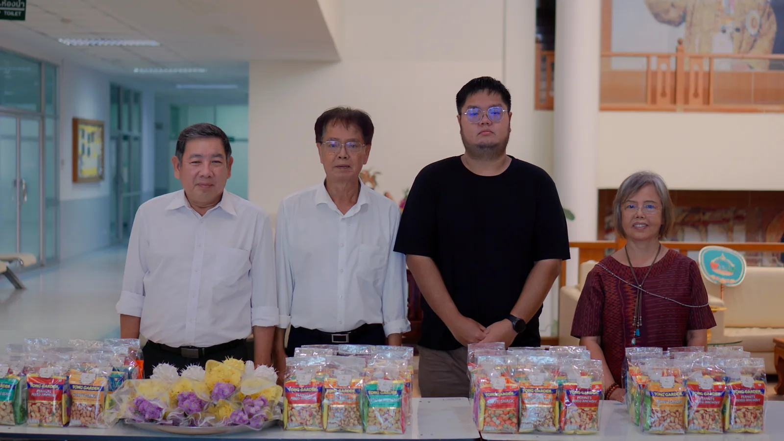 ผู้บริหารกับของชำร่วยที่เตรียมมอบให้เจ้าหน้าที่และผู้ร่วมงาน