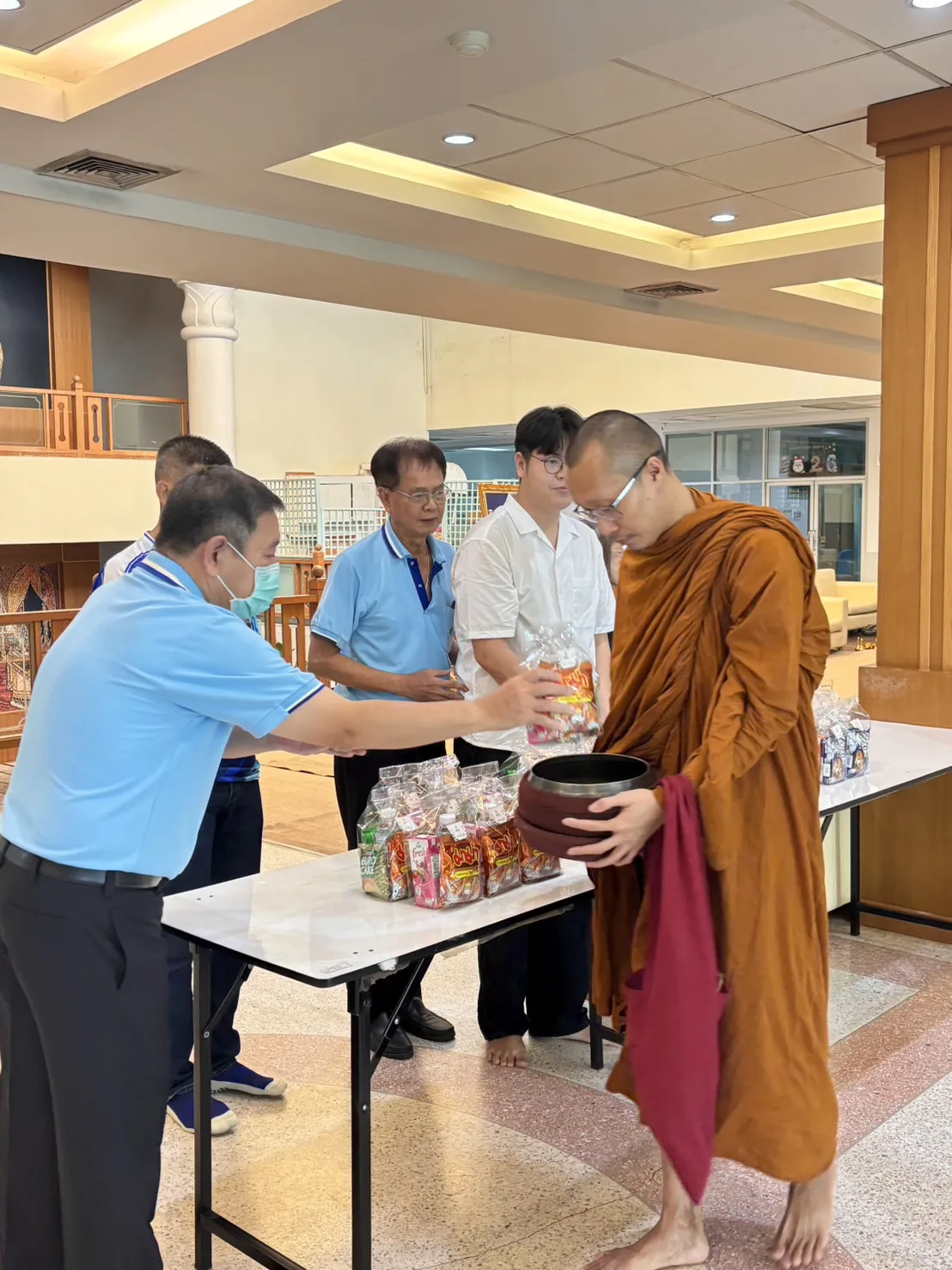 ตักบาตรข้าวสารอาหารแห้ง วันเข้าพรรษา 2569