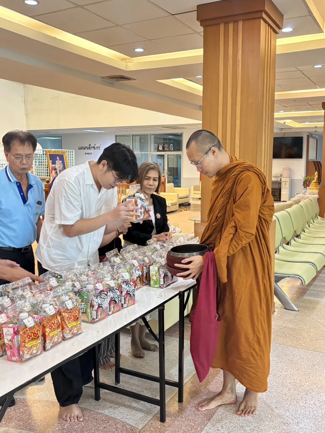 ใส่บาตรข้าวสารอาหารแห้ง ณ ชั้น 2 โรงพยาบาลพีรเวช